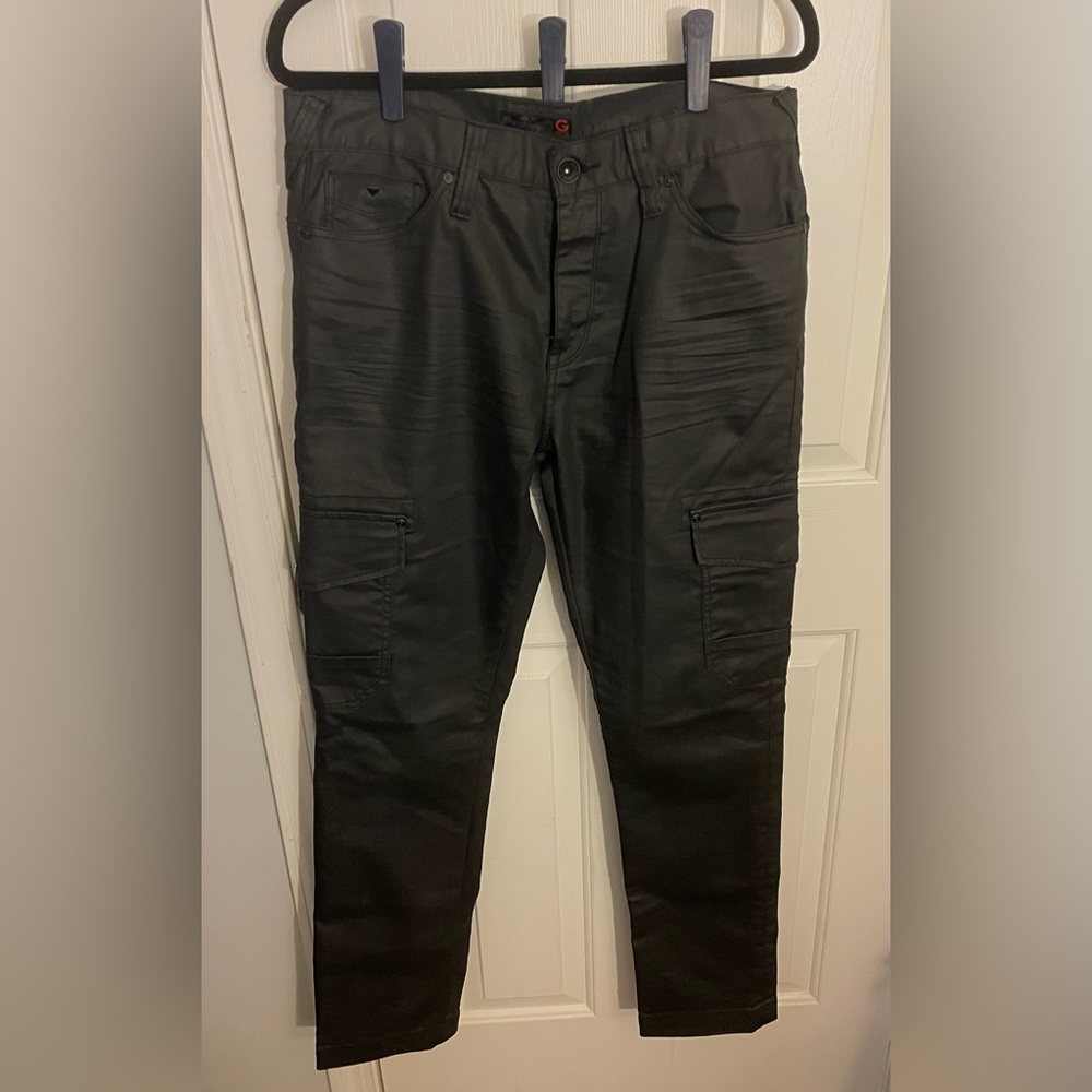 Essential NEW men’s GUESS moto pants in black